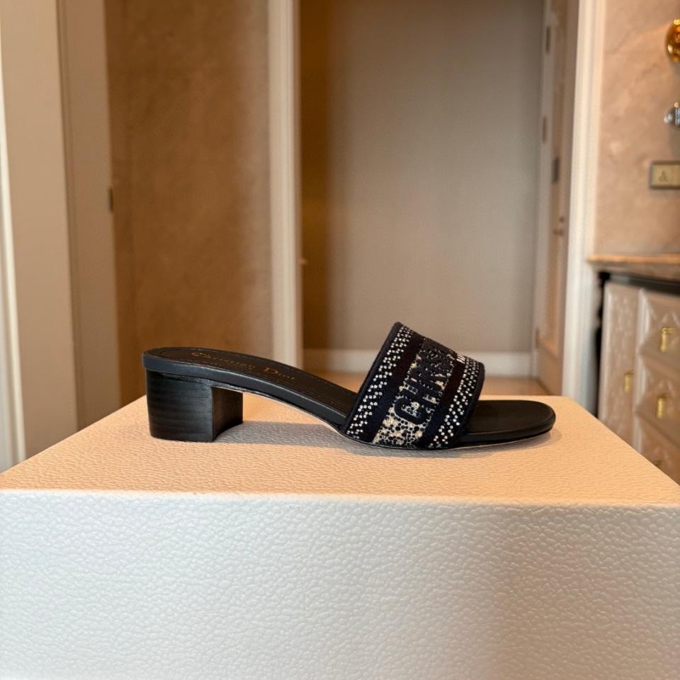 Dior Dway Heeled Slide
Black Cotton Embroidered with Metallic Thread and black-Tone Strass
KCQ860CHS-duoc-ban-tai-HVIP Shoes & Clothes