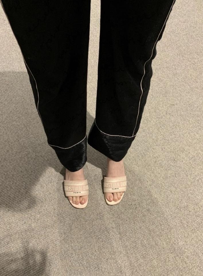 Dior Dway Heeled Slide
Pink Embroidered Cotton and Toile de Jouy Sauvage Motif
KCQ902TJE -duoc-ban-tai-HVIP Shoes & Clothes