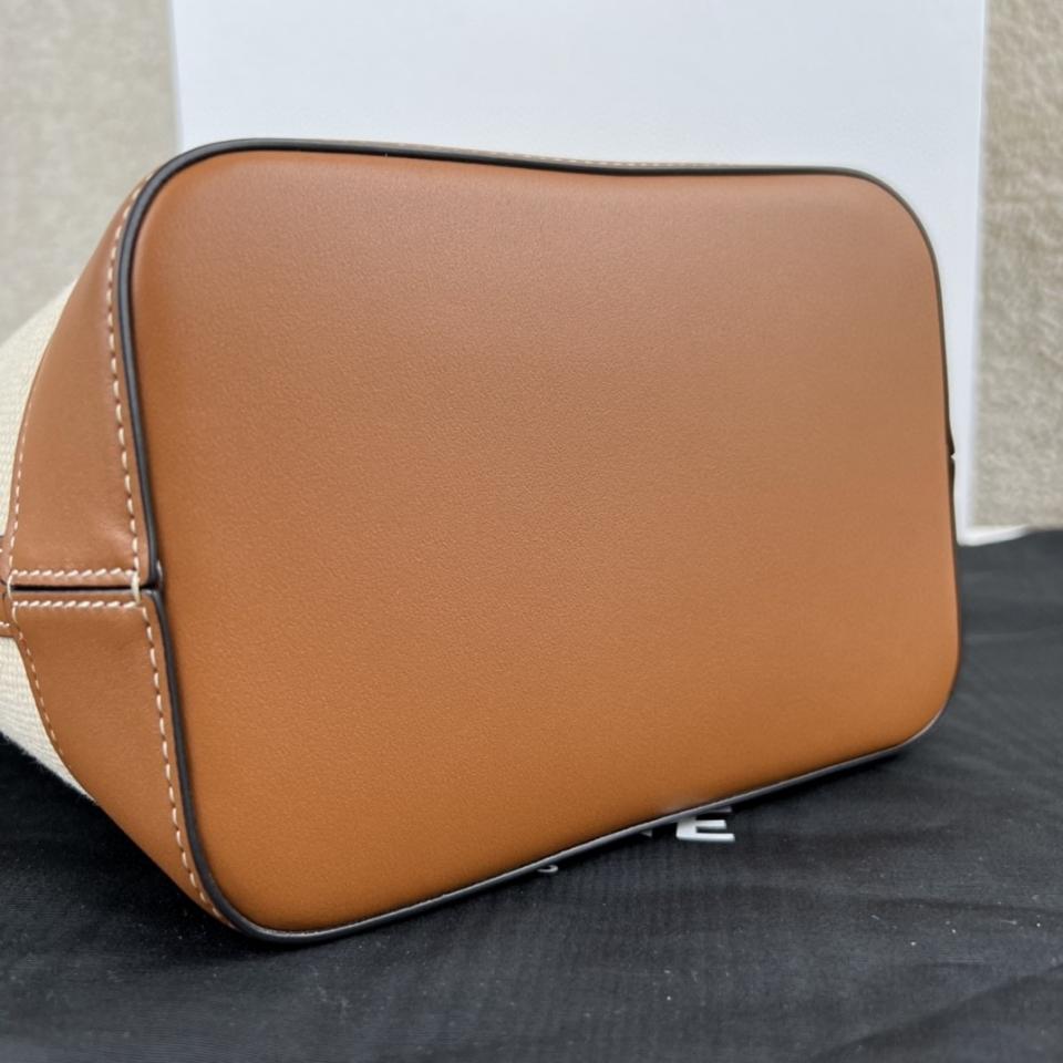 CELINE Mini BUCKET CUIR TRIOMPHE IN TEXTILE AND CALFSKIN
NATURAL / TAN 113782EFL-duoc-ban-tai-Hvip Bags & Accessories