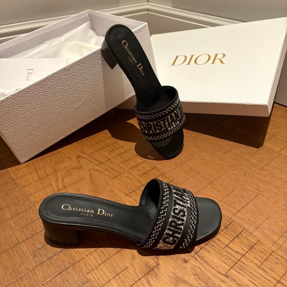 Dior Dway Heeled Slide
Black Cotton Embroidered with Metallic Thread and Silver-Tone Strass
KCQ860CHS_S900-duoc-ban-tai-HVIP Shoes & Clothes