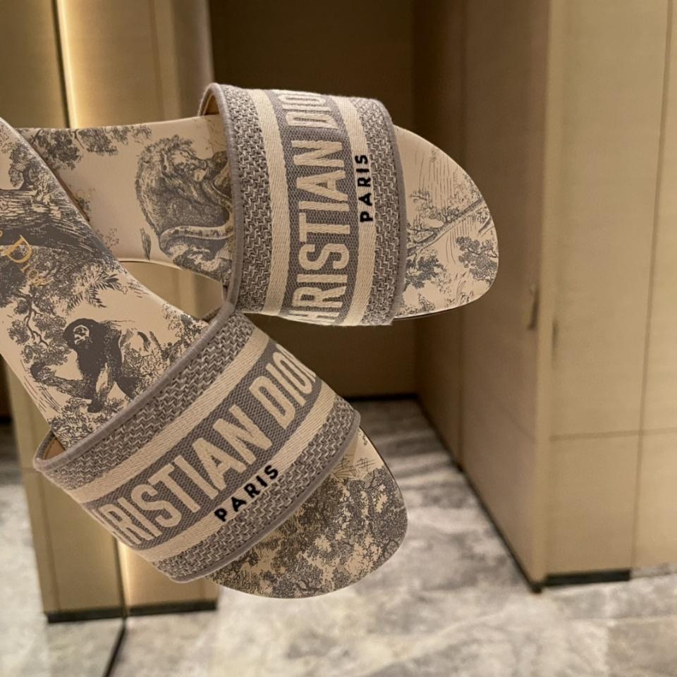 Dior Dway Slide
Gray Embroidered Cotton and Toile de Jouy Motif
 KCQ209TJE-duoc-ban-tai-HVIP Shoes & Clothes