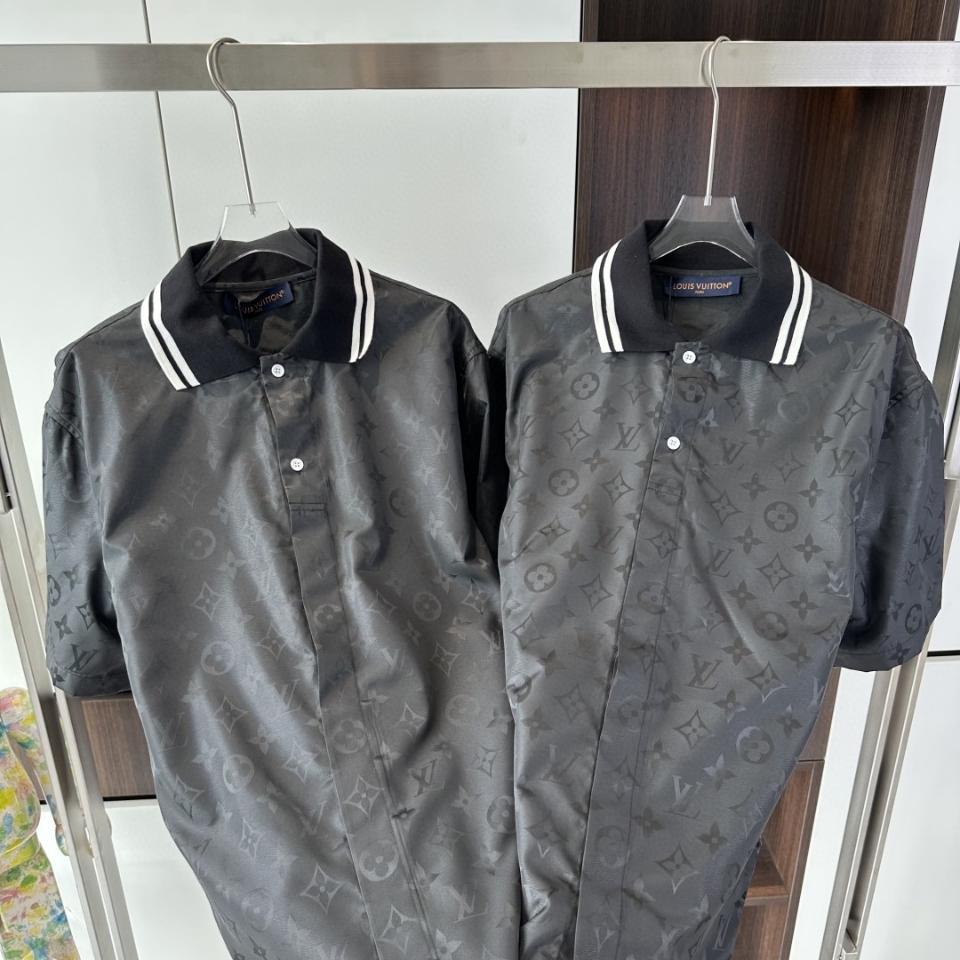 Louis Vuitton 1AGTP1
Monogram Moire Jacquard Short-Sleeved Silk Shirt .-duoc-ban-tai-HVIP Shoes & Clothes