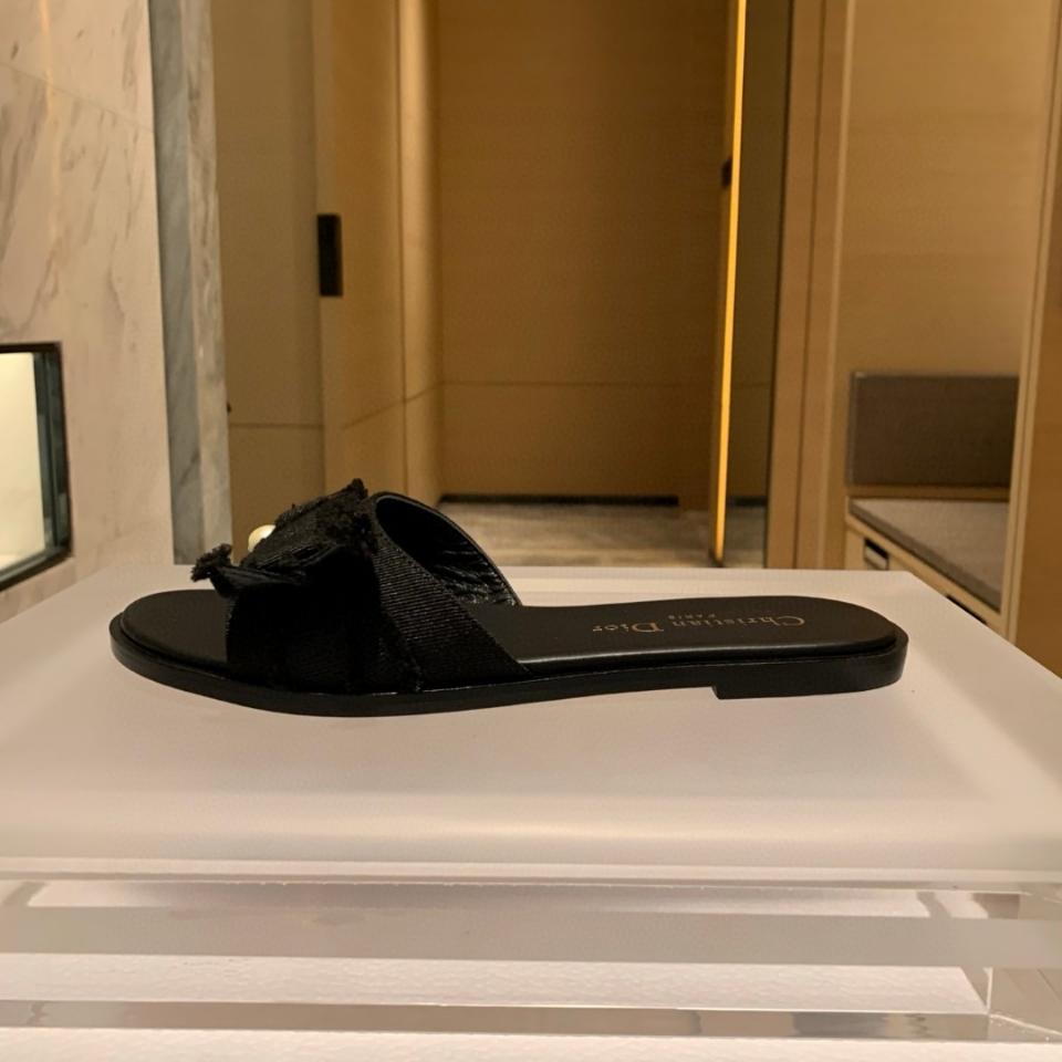 Dior Adiorable Slide
Black Fringed Grosgrain
KCO282GGN-duoc-ban-tai-HVIP Shoes & Clothes