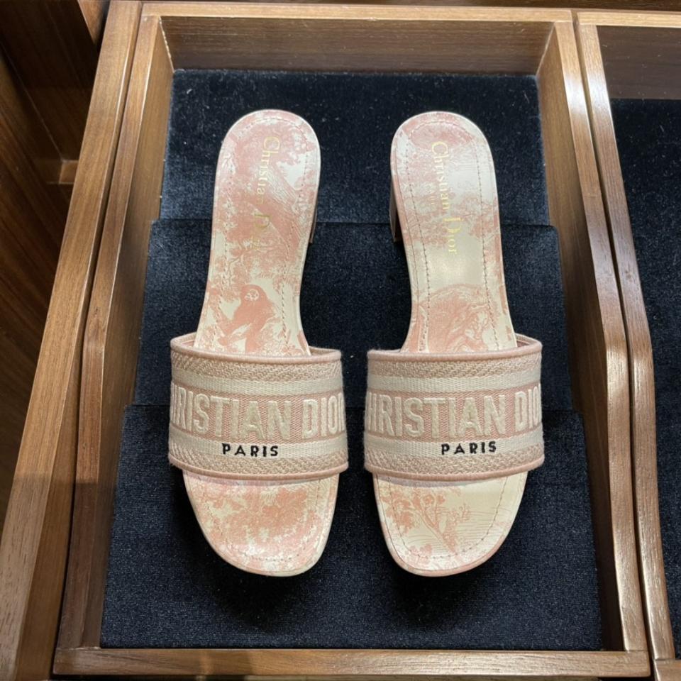 Dior Dway Heeled Slide
Pink Embroidered Cotton and Toile de Jouy Sauvage Motif
KCQ902TJE -duoc-ban-tai-HVIP Shoes & Clothes