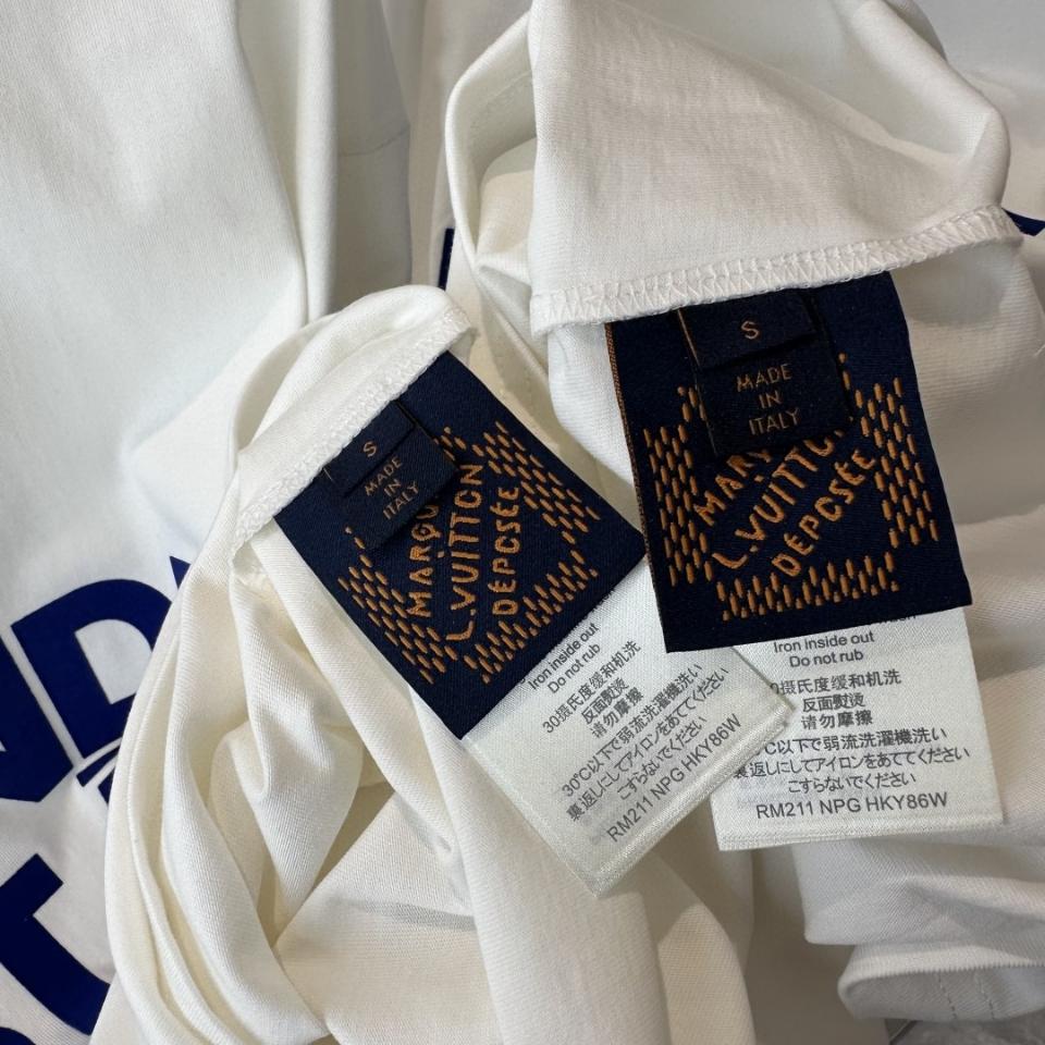 Louis Vuitton 1AHCW5
Graphic Cotton T-Shirt-duoc-ban-tai-HVIP Shoes & Clothes
