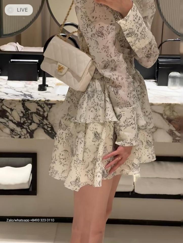 CHANEL MINI FLAP BAG WITH TOP HANDLE
Shiny Lambskin Gold-Tone Metal
White  C2 -duoc-ban-tai-Hvip Bags & Accessories