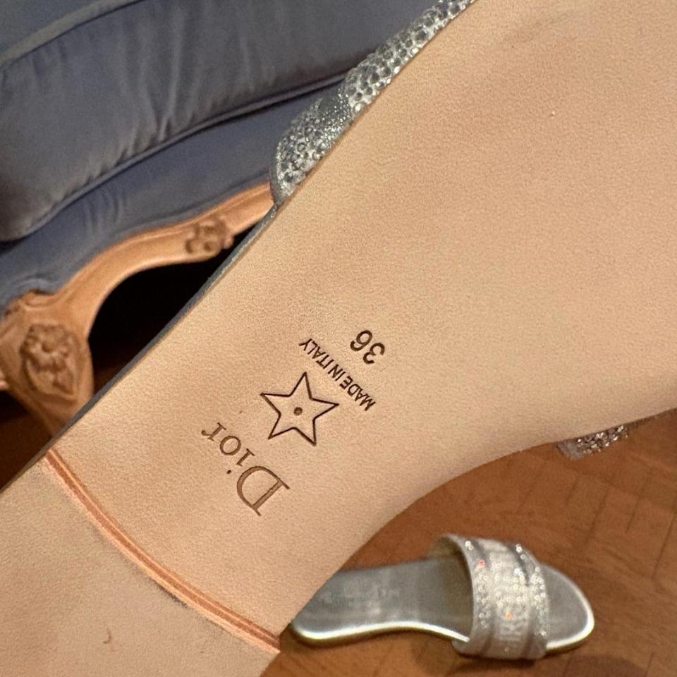 Dior Dway Slide
Cotton Embroidered with Metallic Thread and silver-Tone Strass KCQ209LCS-duoc-ban-tai-HVIP Shoes & Clothes