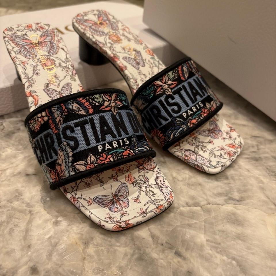 Dior Dway heels Slide 
Embroidered Cotton and White Multicolor Toile de Jouy Papillon Motif-duoc-ban-tai-HVIP Shoes & Clothes