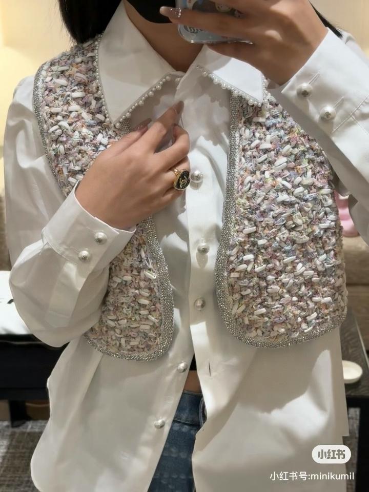 Chanel Blouse
 
Cotton Poplin & Imitation Pearls 
White P78988-V70860-00100-duoc-ban-tai-HVIP Shoes & Clothes