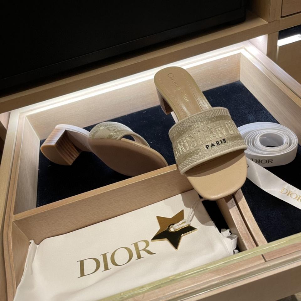 Dior Dway Heeled Slide
Nude Embroidered Cotton KCQ915ERC_S56B Sao chép-duoc-ban-tai-HVIP Shoes & Clothes