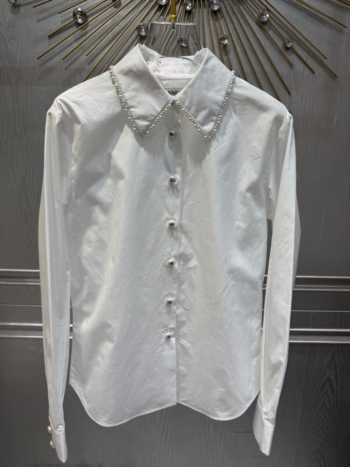 Chanel Blouse
 
Cotton Poplin & Imitation Pearls 
White P78988-V70860-00100-duoc-ban-tai-HVIP Shoes & Clothes