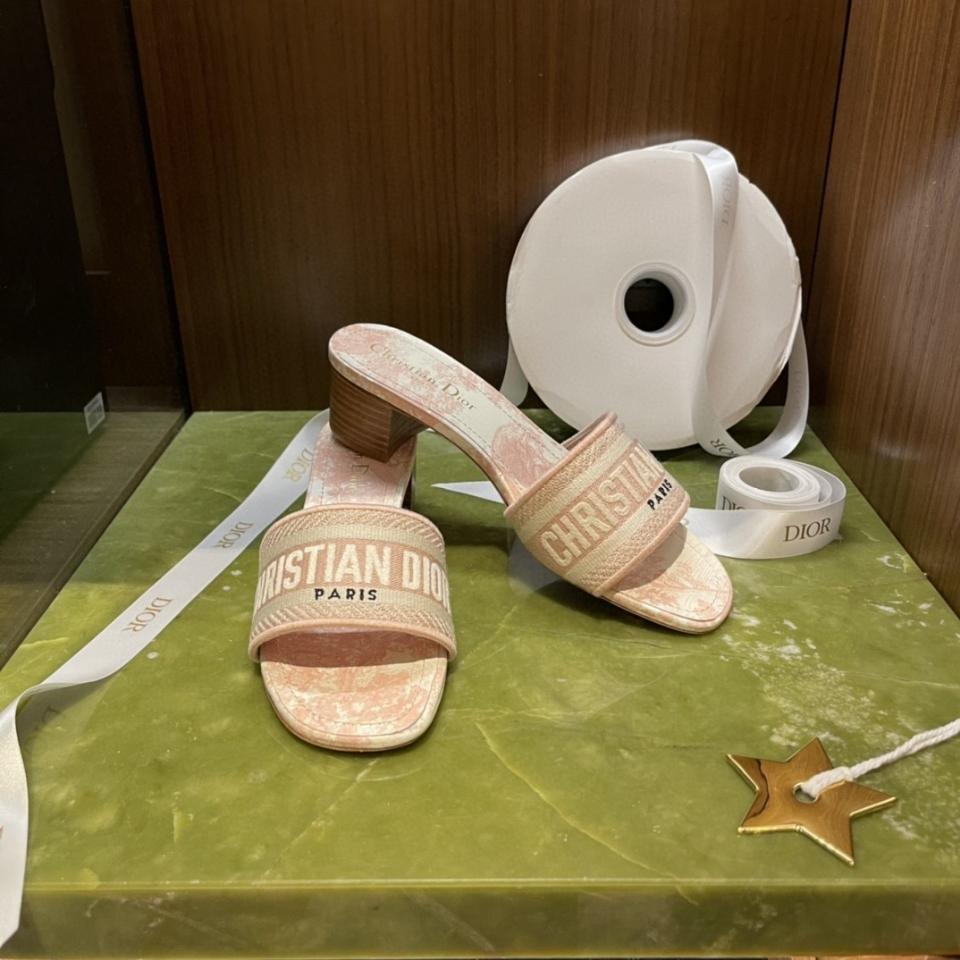 Dior Dway Heeled Slide
Pink Embroidered Cotton and Toile de Jouy Sauvage Motif
KCQ902TJE -duoc-ban-tai-HVIP Shoes & Clothes