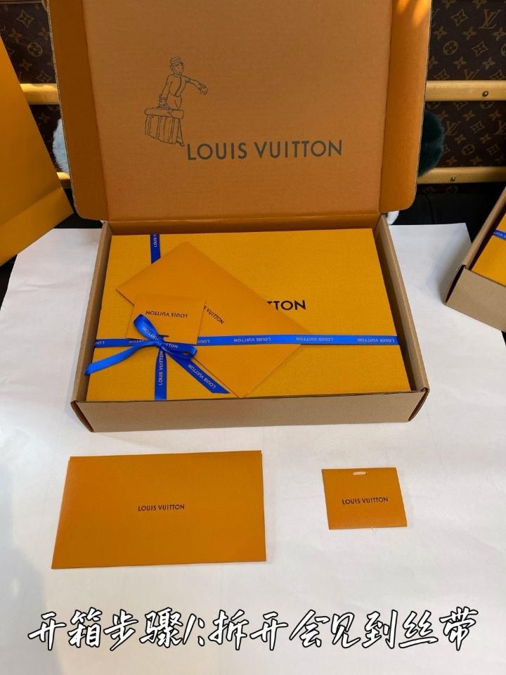 Louis Vuitton 1AHVPT
LV Blason Embroidered Short-Sleeved Crewneck Sao chép-duoc-ban-tai-HVIP Shoes & Clothes