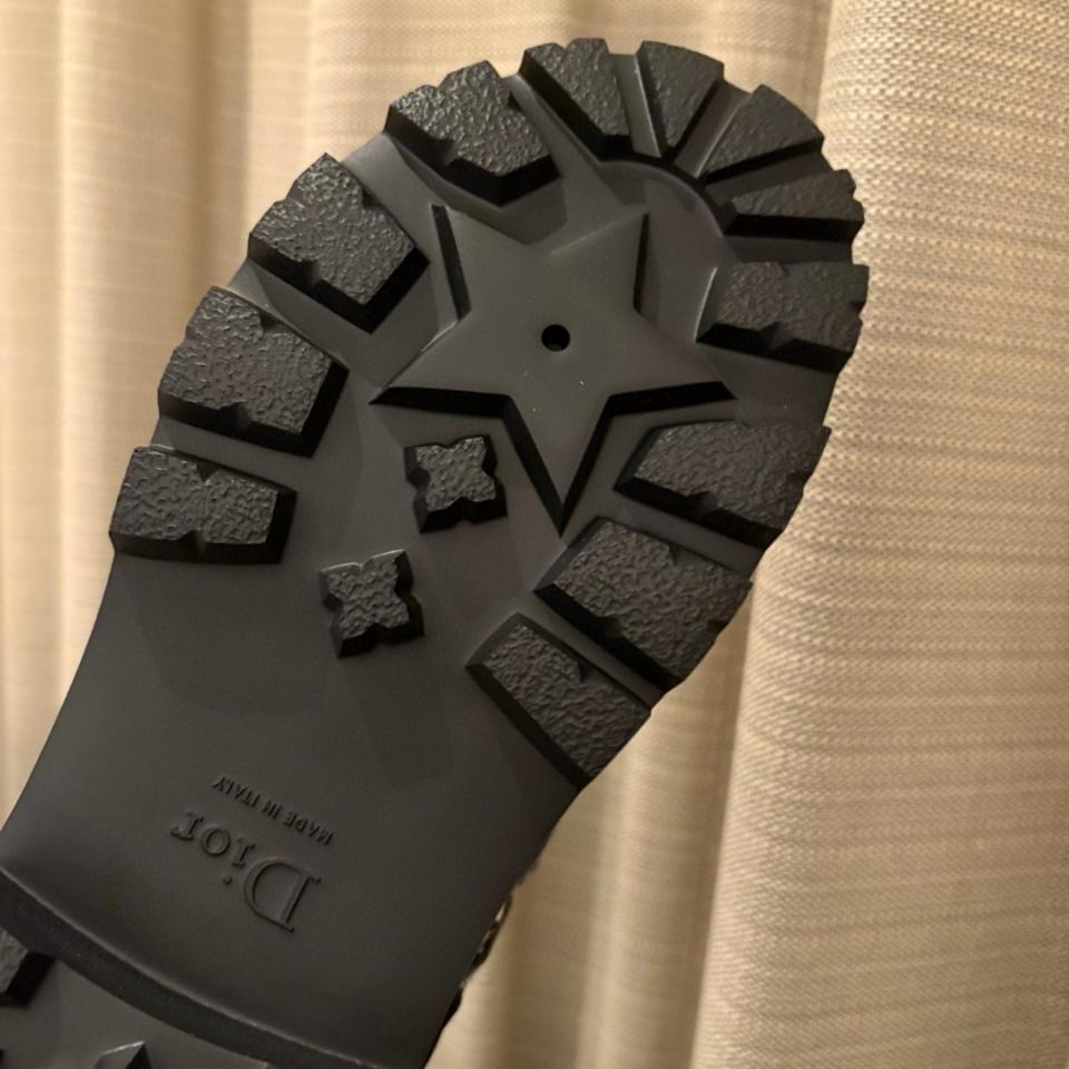 Dior Dioract Platform Sandal
Cotton Embroidered with Deep Blue Dior Oblique Motif
KCO058OLF_S10B-duoc-ban-tai-HVIP Shoes & Clothes
