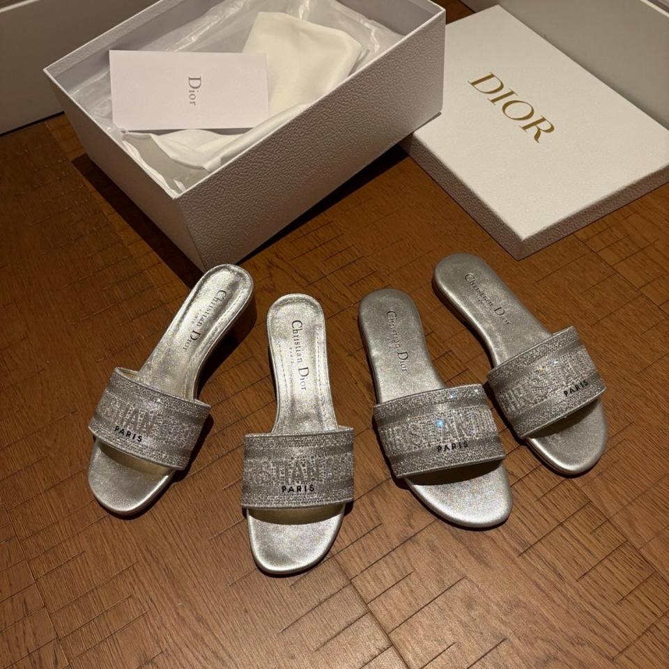 Dior Dway Heeled Slide
White Cotton Embroidered with Metallic Thread and white-Tone Strass
KCQ860CHS-duoc-ban-tai-HVIP Shoes & Clothes