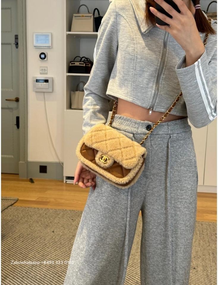 Chanel 24K AS5148 MINI FLAP BAG
 Shearling Lambskin & Gold-Tone Metal 
Beige & Brown -duoc-ban-tai-Hvip Bags & Accessories