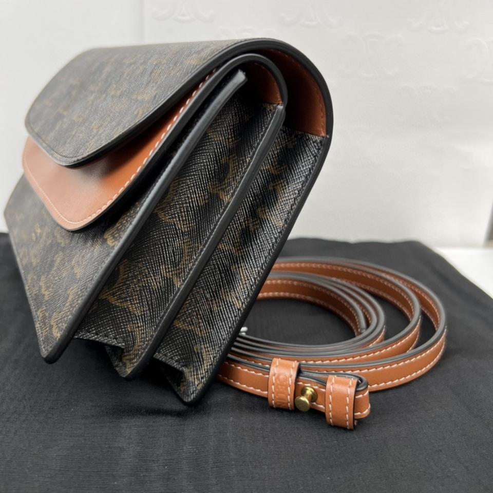 CELINE WALLET ON STRAP IN TRIOMPHE CANVAS AND SMOOTH LAMBSKIN
TAN 10D852CG9.04LU-duoc-ban-tai-Hvip Bags & Accessories