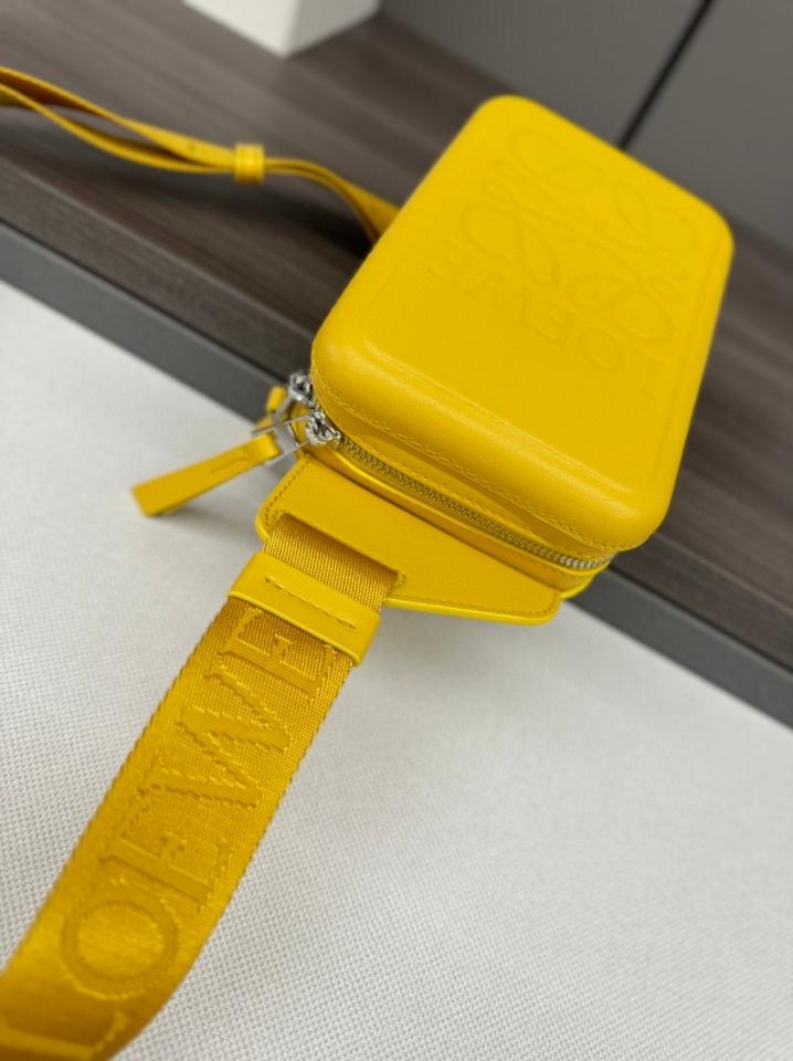 Loewe Molded Sling in smooth calfskin yellow Lw1 -duoc-ban-tai-Hvip Bags & Accessories