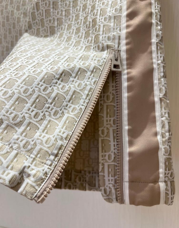 Dior Flared Pants
Beige Technical Jacquard Taffeta with Dior Oblique Motif 447P58A2970_X1827-duoc-ban-tai-HVIP Shoes & Clothes