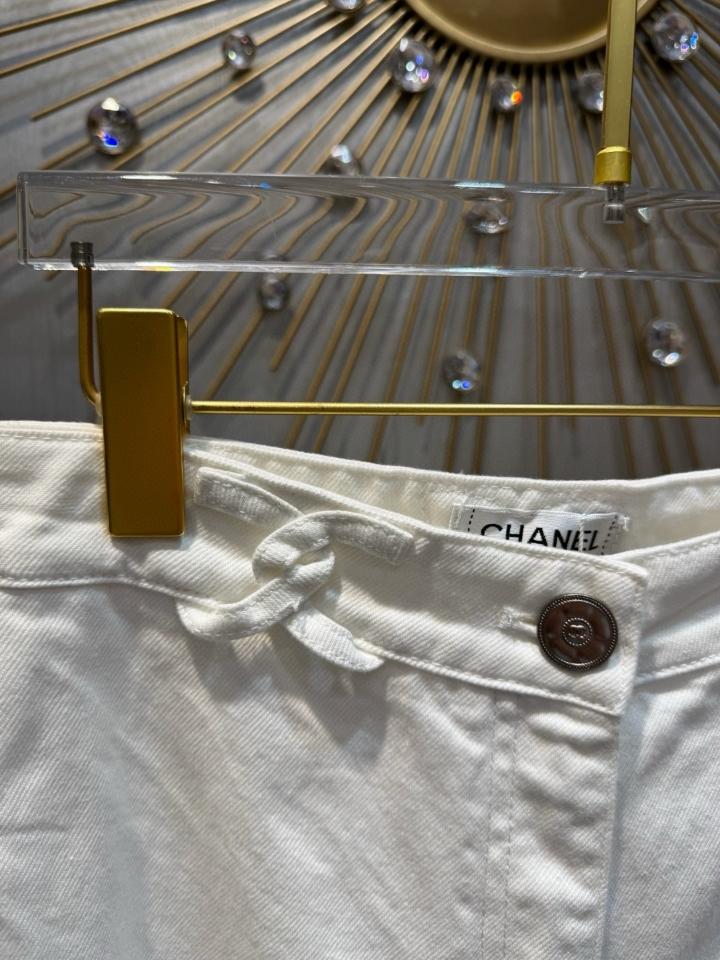 Chanel Jeans
 
Washed Denim 
White P79083-V71308-NADKJ-duoc-ban-tai-HVIP Shoes & Clothes