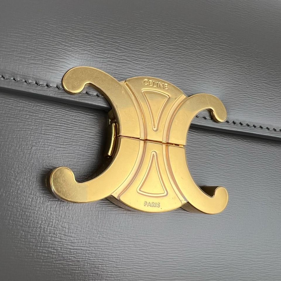 CELINE CLASSIQUE TRIOMPHE BAG IN SHINY CALFSKIN
ZINC 187363BF4.08ZC-duoc-ban-tai-Hvip Bags & Accessories