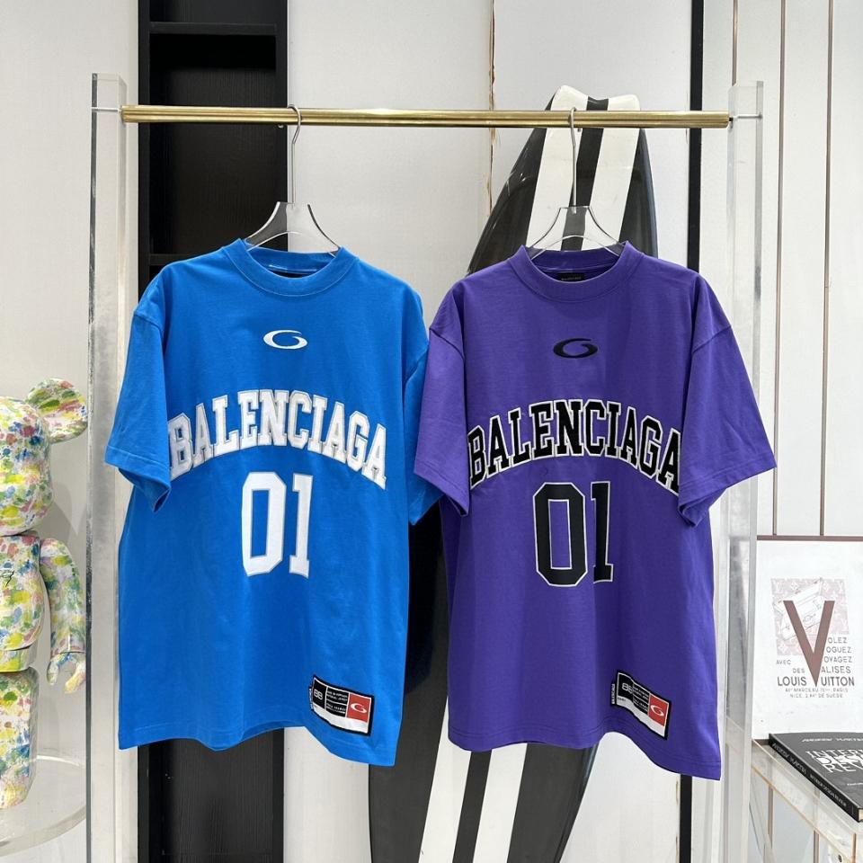 Balenciaga MEN'S BASKETBALL SERIES - OVERSIZED T-SHIRT IN OFF WHITE Na1 -duoc-ban-tai-Hvip Bags & Accessories