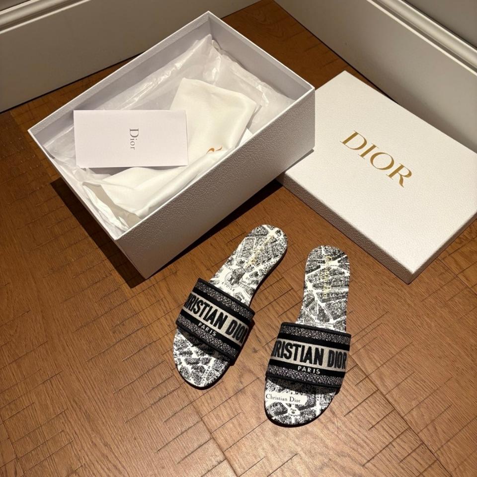 Dior Dway Slide 
White and Black Embroidered Cotton with Plan de Paris Motif KCQ209KPY_S15W-duoc-ban-tai-HVIP Shoes & Clothes
