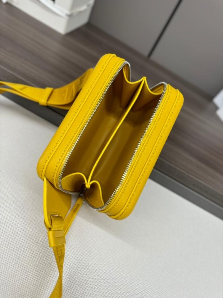 Loewe Molded Sling in smooth calfskin yellow Lw1 -duoc-ban-tai-Hvip Bags & Accessories