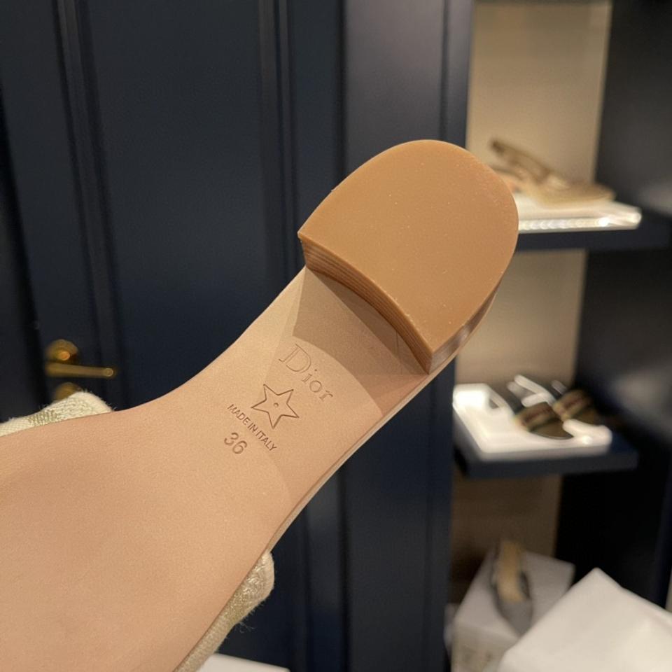 Dior Dway Heeled Slide
Nude Embroidered Cotton KCQ915ERC_S56B Sao chép-duoc-ban-tai-HVIP Shoes & Clothes