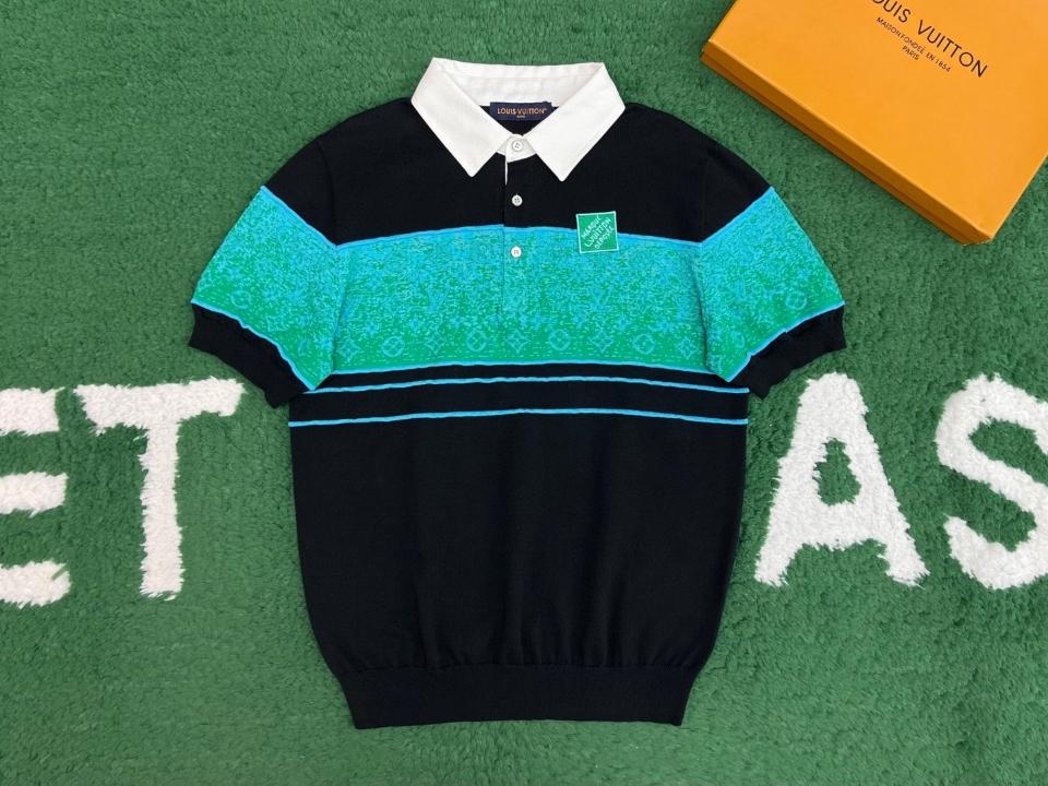Louis Vuitton 1AGTM3
Iridescent Jacquard Short-Sleeved Polo-duoc-ban-tai-HVIP Shoes & Clothes