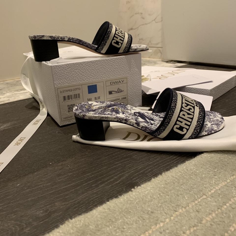 Dior Dway Heeled Slide
Blue Embroidered Cotton and Toile de Jouy Sauvage Motif
KCQ902TJE -duoc-ban-tai-HVIP Shoes & Clothes