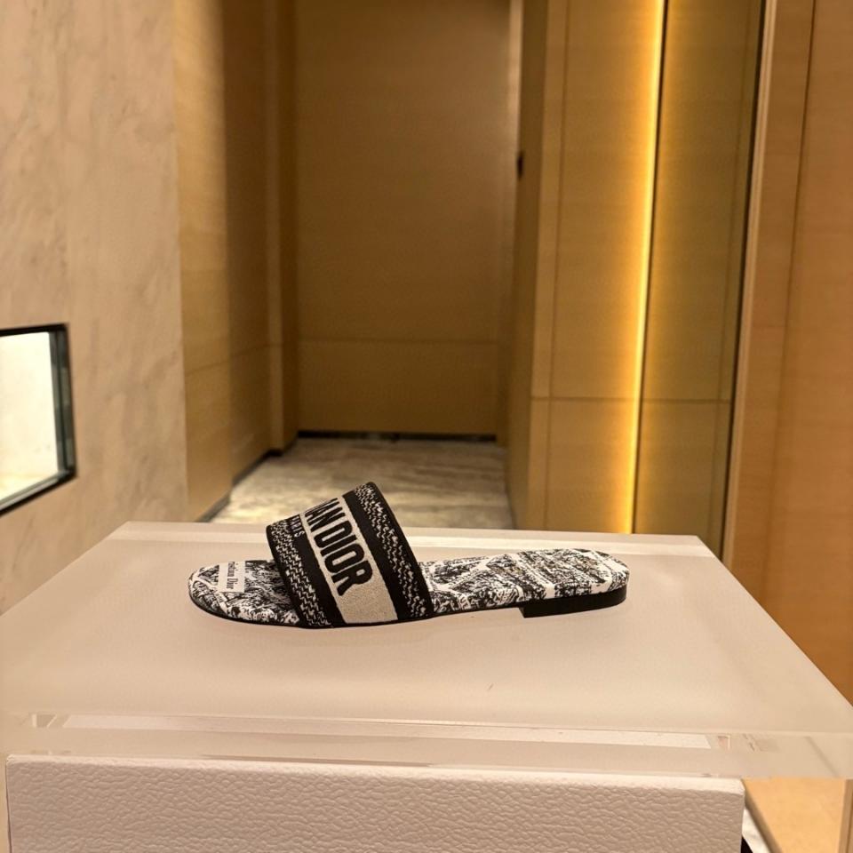 Dior Dway Slide 
White and Black Embroidered Cotton with Plan de Paris Motif KCQ209KPY_S15W-duoc-ban-tai-HVIP Shoes & Clothes