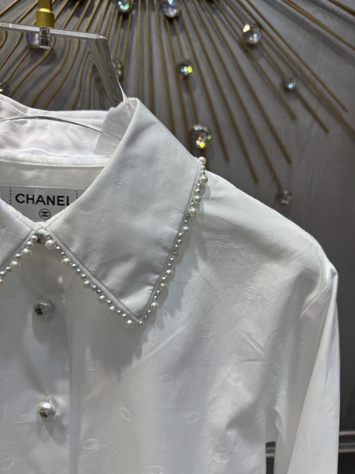 Chanel Blouse
 
Cotton Poplin & Imitation Pearls 
White P78988-V70860-00100-duoc-ban-tai-HVIP Shoes & Clothes