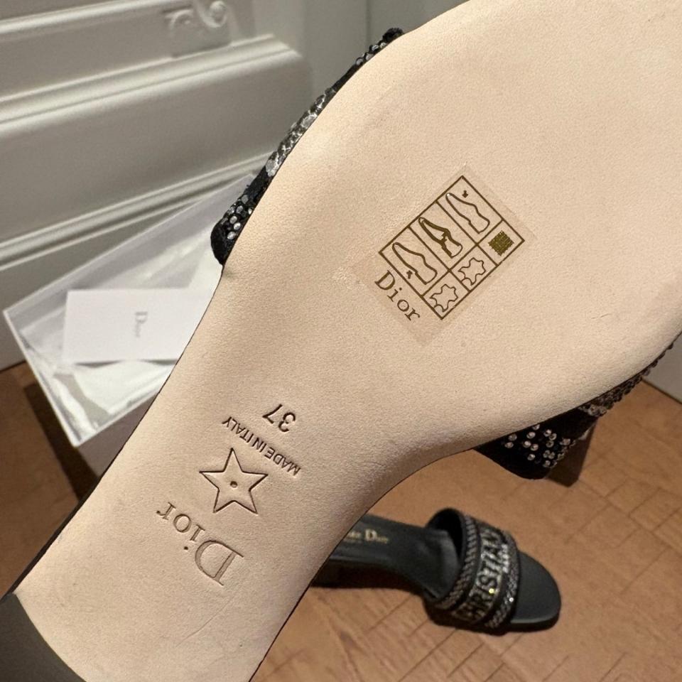 Dior Dway Heeled Slide
Black Cotton Embroidered with Metallic Thread and Silver-Tone Strass
KCQ860CHS_S900-duoc-ban-tai-HVIP Shoes & Clothes