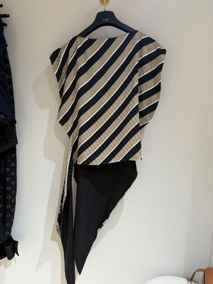 Louis Vuitton 1AHHKF
Fashion Show
Asymmetrical Striped Top-duoc-ban-tai-HVIP Shoes & Clothes