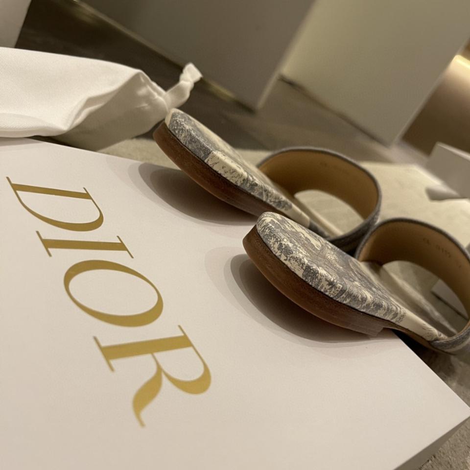 Dior Dway Slide
Gray Embroidered Cotton and Toile de Jouy Motif
 KCQ209TJE-duoc-ban-tai-HVIP Shoes & Clothes