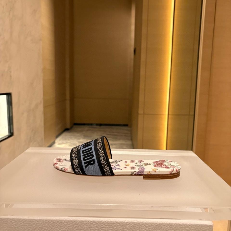 Dior Dway Slide 
Embroidered blue Cotton and White Multicolor Toile de Jouy Papillon Motif KCQ209ECT-duoc-ban-tai-HVIP Shoes & Clothes