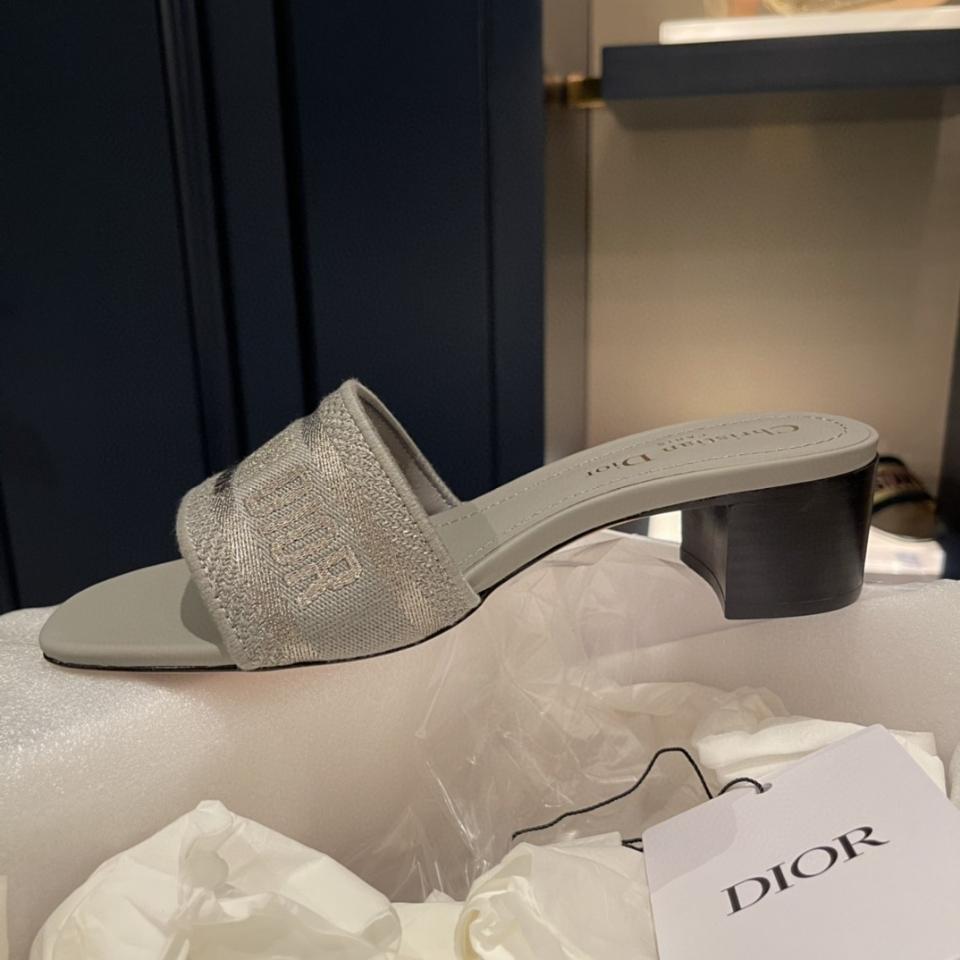 Dior Dway Heeled Slide
Gray Embroidered Cotton KCQ915ERC_S56B -duoc-ban-tai-HVIP Shoes & Clothes