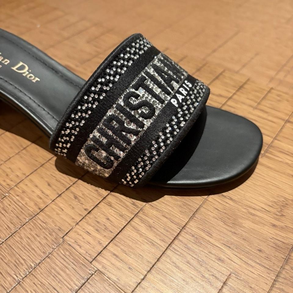 Dior Dway Heeled Slide
Black Cotton Embroidered with Metallic Thread and Silver-Tone Strass
KCQ860CHS_S900-duoc-ban-tai-HVIP Shoes & Clothes