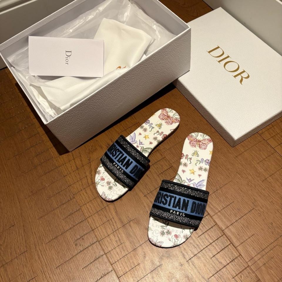 Dior Dway Slide 
Embroidered blue Cotton and White Multicolor Toile de Jouy Papillon Motif KCQ209ECT-duoc-ban-tai-HVIP Shoes & Clothes