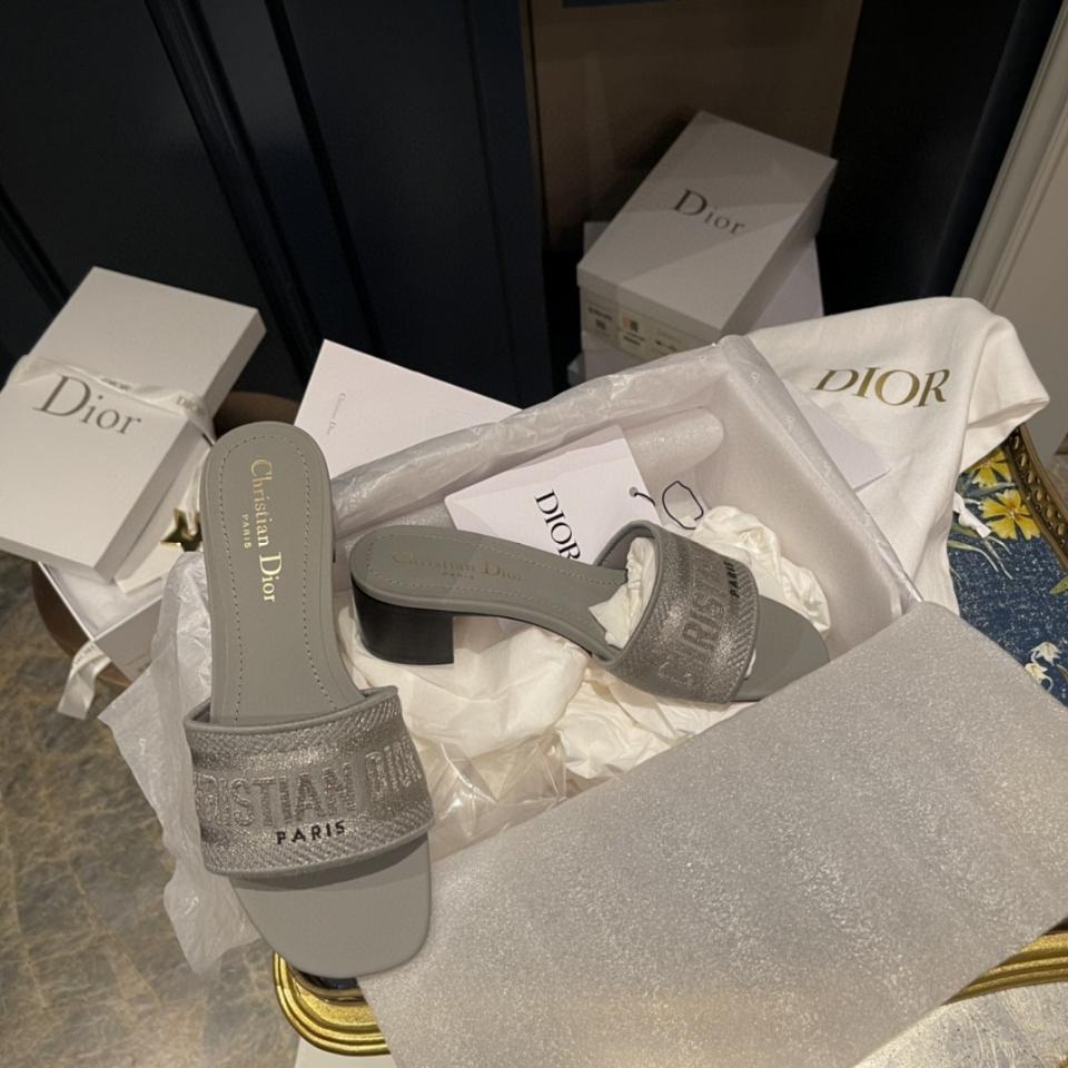 Dior Dway Heeled Slide
Gray Embroidered Cotton KCQ915ERC_S56B -duoc-ban-tai-HVIP Shoes & Clothes