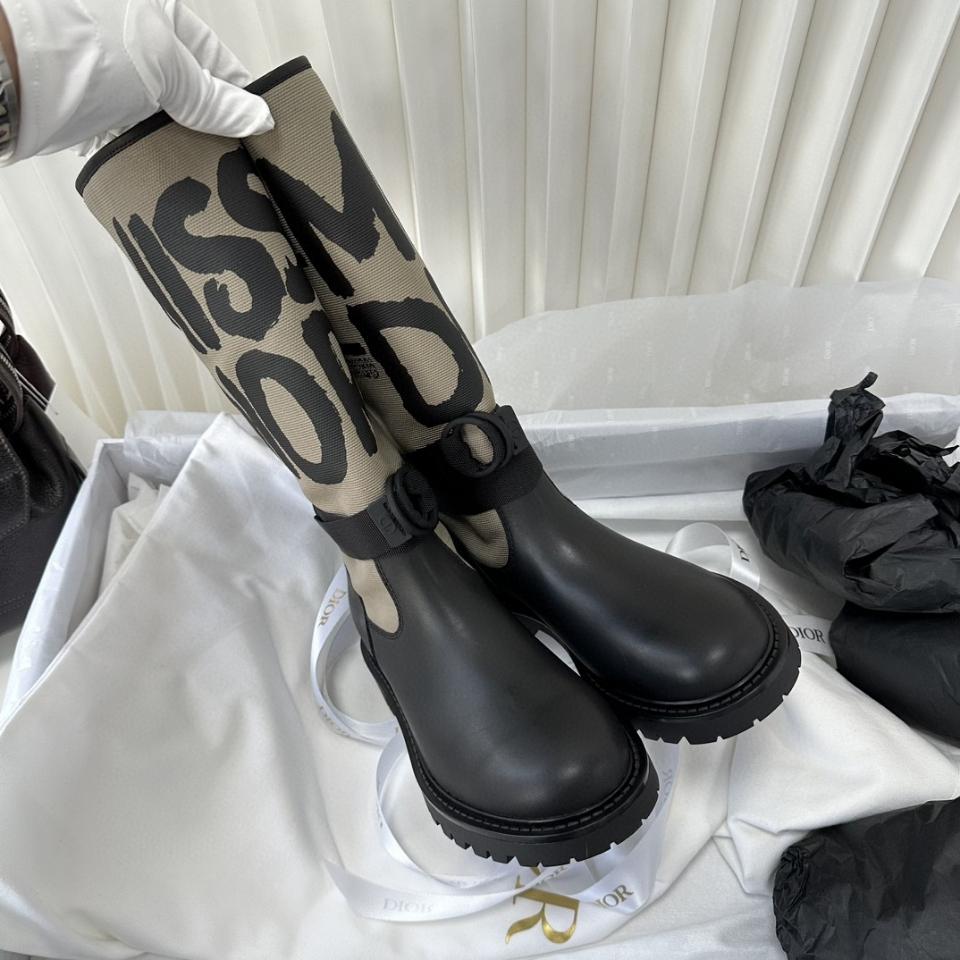 Dior D-Major Boot Warm Taupe Technical Canvas with Black Miss Dior Graffiti Print and Black Calfskin -duoc-ban-tai-Hvip Bags & Accessories