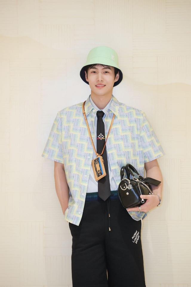 Louis Vuitton 1AGTQG
Graphic Printed Short-Sleeved Shirt vvip -duoc-ban-tai-HVIP Shoes & Clothes
