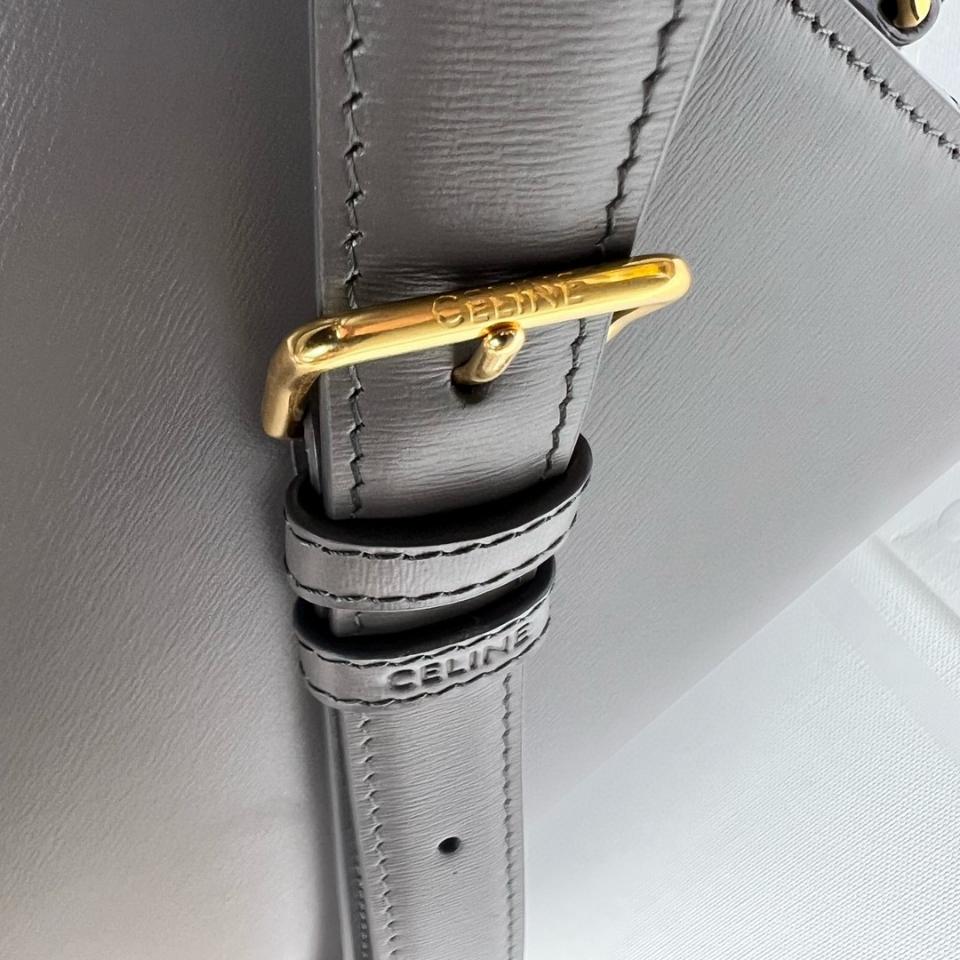 CELINE CLASSIQUE TRIOMPHE BAG IN SHINY CALFSKIN
ZINC 187363BF4.08ZC-duoc-ban-tai-Hvip Bags & Accessories