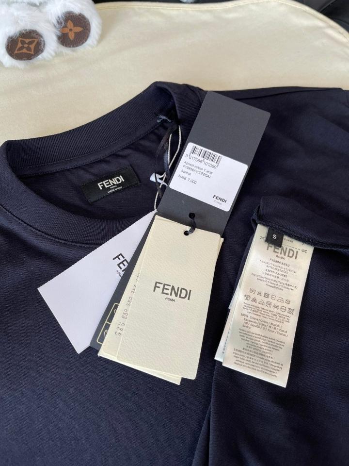 Fendi T-Shirt
Blue cotton T-shirt FY0936AV0PF0QA2-duoc-ban-tai-HVIP Shoes & Clothes