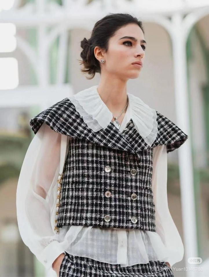 Chanel Blouse
 
Silk Muslin 
White
P79102-V64197-00100-duoc-ban-tai-HVIP Shoes & Clothes