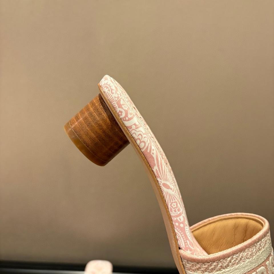 Dior Dway Heeled Slide
Embroidered Cotton and Peach Blossom Pink and White D-Butterfly Paisley Motif KCQ902ECB_S35P-duoc-ban-tai-HVIP Shoes & Clothes
