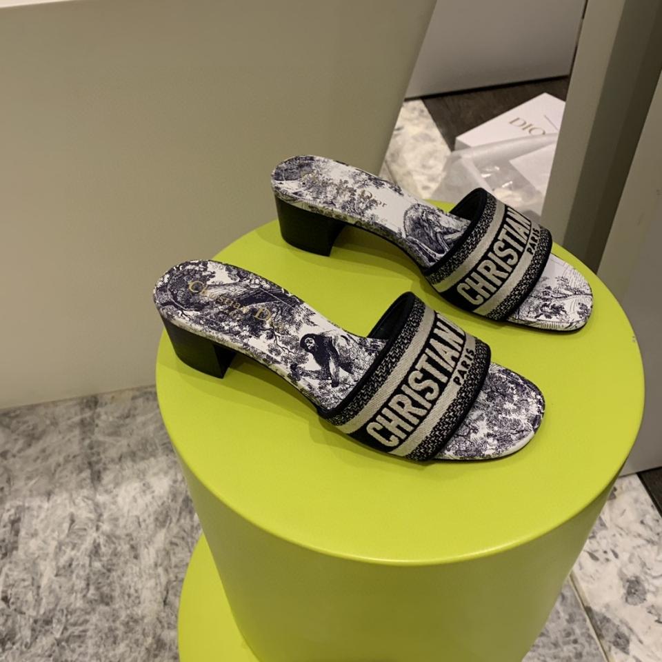 Dior Dway Heeled Slide
Blue Embroidered Cotton and Toile de Jouy Sauvage Motif
KCQ902TJE -duoc-ban-tai-HVIP Shoes & Clothes