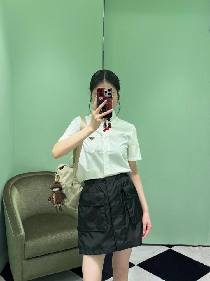 Prada
Re-Nylon miniskirt-duoc-ban-tai-HVIP Shoes & Clothes
