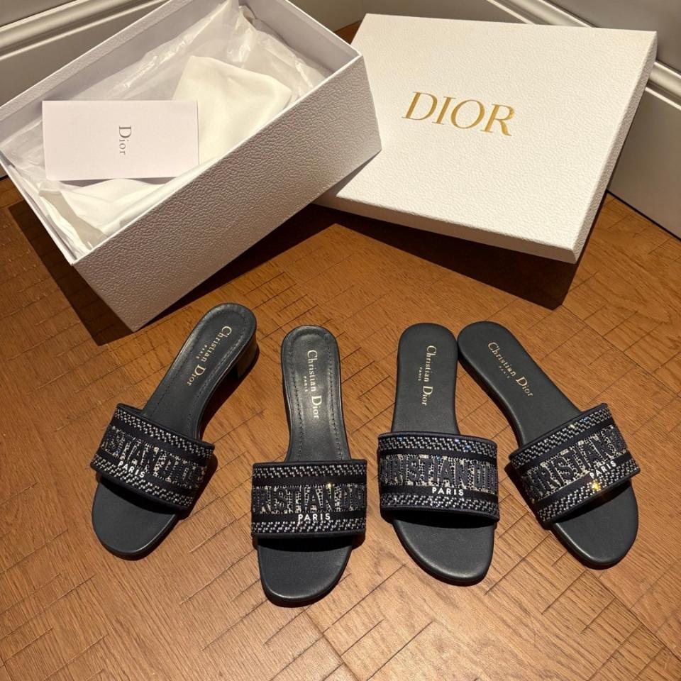 Dior Dway Heeled Slide
Black Cotton Embroidered with Metallic Thread and black-Tone Strass
KCQ860CHS-duoc-ban-tai-HVIP Shoes & Clothes
